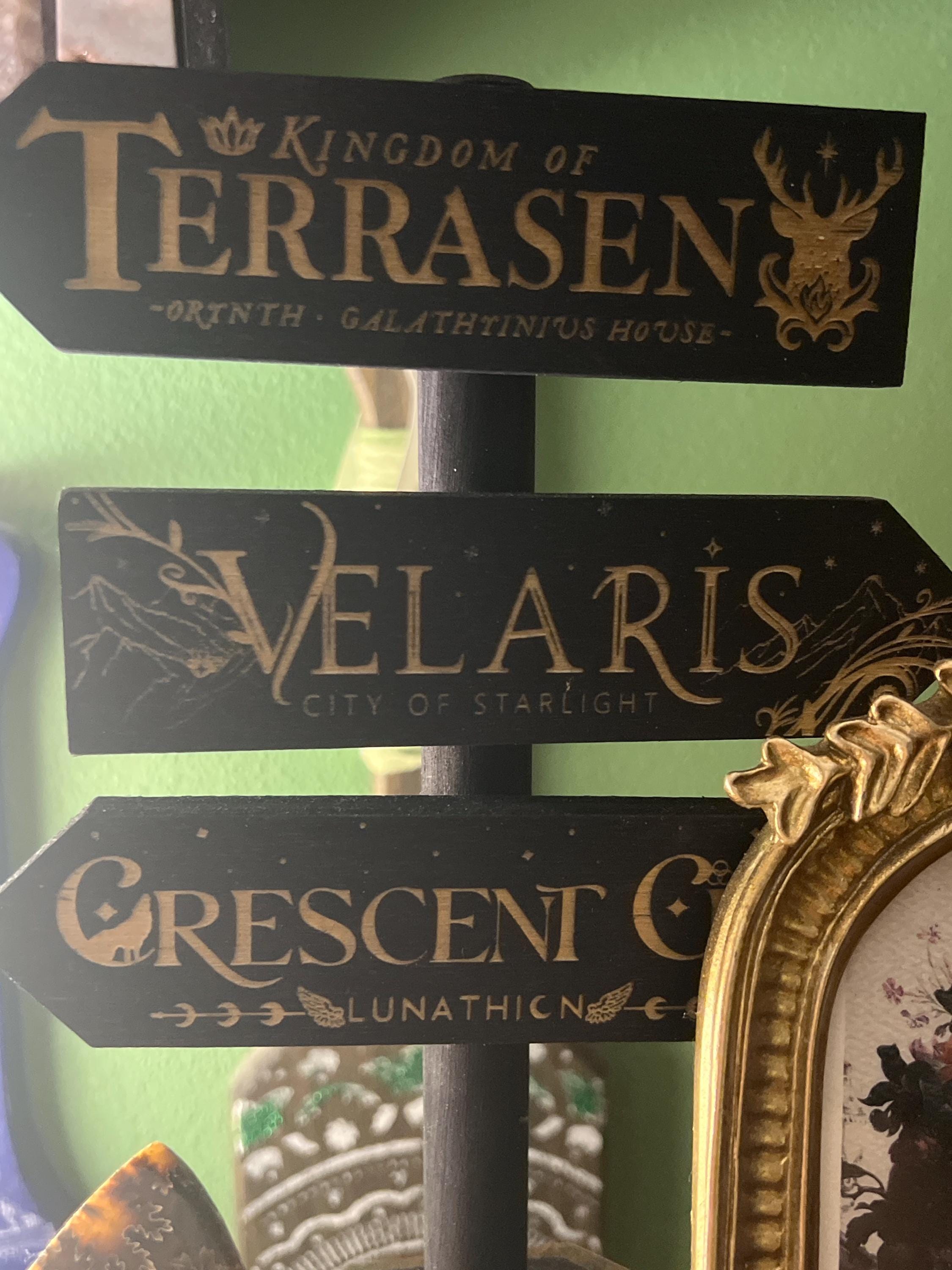 Standing Wooden Signposts, laser engraved, literary places inspired by literature: ACOMAF, Six of Crows, Nevernight...