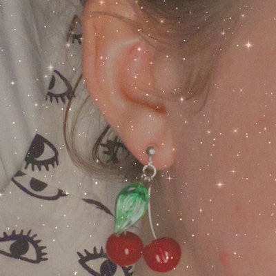 Orecchn Charm Clega Rosso Smalto Color Oro 3D Molto Carno - Etsy Tala - Foto 9