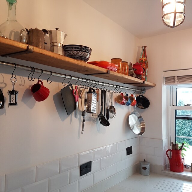 Barras, accesorios y menaje de cocina para colgar en pared