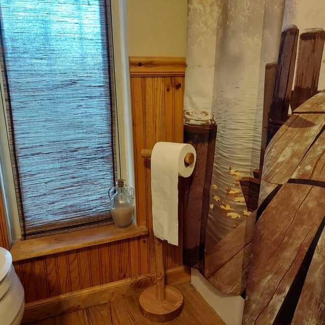 Porta carta igienica con piedistallo in legno rustico con contenitore  autoportante, da terra -  Italia