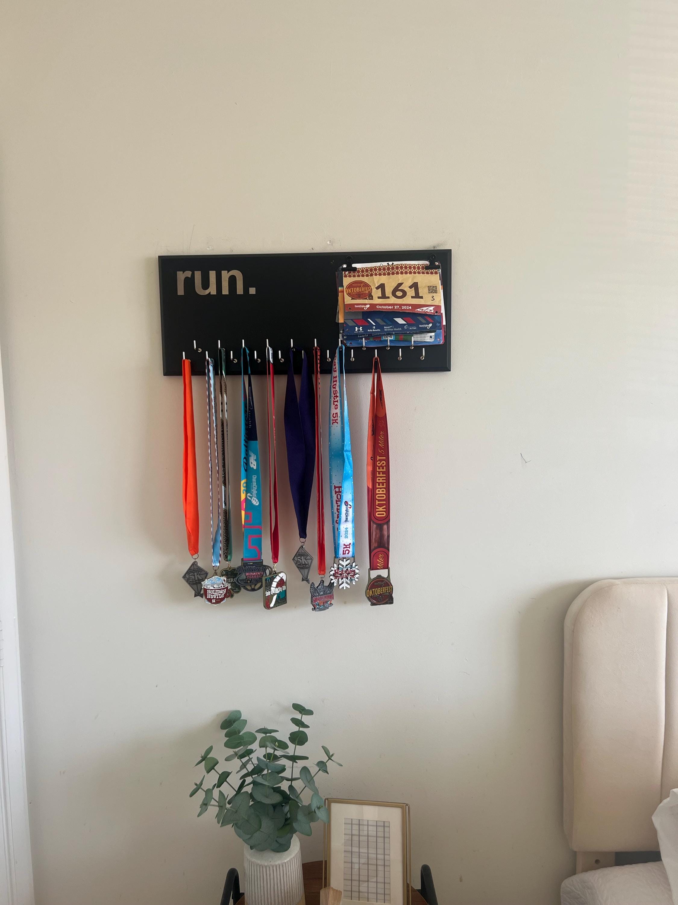 Running Medal Holder with 3D lettering, gray or black with 3D aluminium "run." letters, 21 hooks and BIB holder