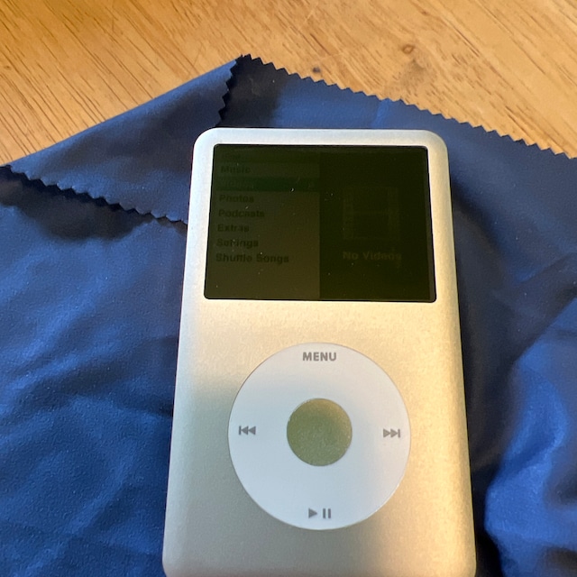 iPod-Classic 120gb Silver 7th Generation Compatible Appleipod with Generic  Accessories Packaged in White Box