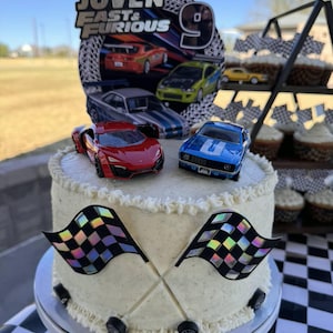 Torta a forma di auto da corsa con un bambino come pilota, torta per il primo compleanno di un'auto da corsa. 2345CT2 - Italia