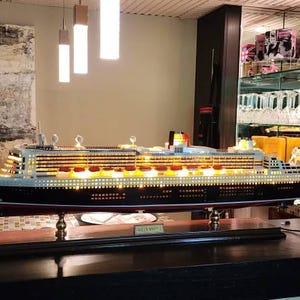 非常に精巧なクイーン・メリー2号クルーズ船模型（LEDライト付き）86cm