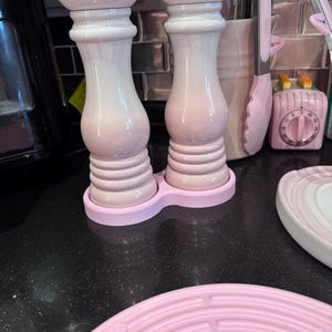 ル・クルーゼ ソルト＆ペッパーミルスタンド：手作りのキッチン