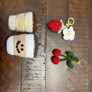 イチゴと花のキーホルダーの編み図 - デジタルPDF即時ダウンロード
