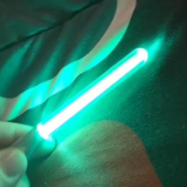 スターウォーズファンのためのライトセーバーLEDキーチェーン：赤、緑