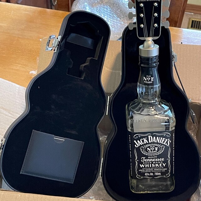 Ｄディー★貴重！【2005年】～インディー時代のツアーグッズなど Original Jack Daniels Case in the Shape of a Guitar 0.7 L