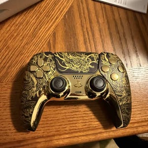 Golden Dragon PS5 コントローラー - Killscreen Chrome Gold & Black