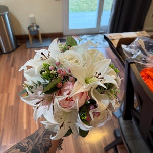 Perfectlifeoh Le Mani In Possesso di Fiori di Nozze Bouquet Da Sposa Della Damigella D'onore Della Sposa Rosa Artificiale per la Decorazione Del Parto Royal Blue  320