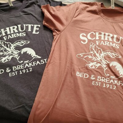 T-Shirt Donna Schrute Farms – The Office TV Series, Scranton Pennsylvania, Fan Gift, Stampata Di Qualità