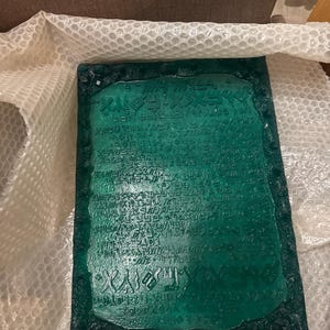 エメラルドタブレットのレプリカ：蓄光エポキシ樹脂（38 x 27 cm