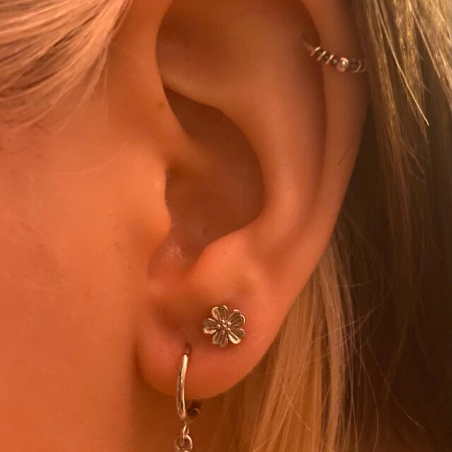 Kokoma Vintage Blue Daisy Flower Small Hoop Earrings For Women 925 Sterling Silver Daisy Huggie Hinged Hoops Cartilage Earrings Elegant Ear Jewelry Gifts For Birthday Party