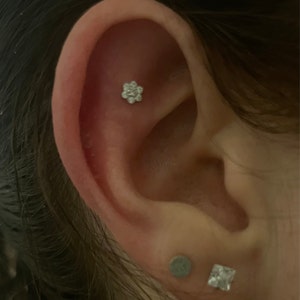 Piercing alla cartilagine a forma di fiore: perno a conchiglia in acciaio chirurgico con zirconia cubica e zirconia bianca - Italia