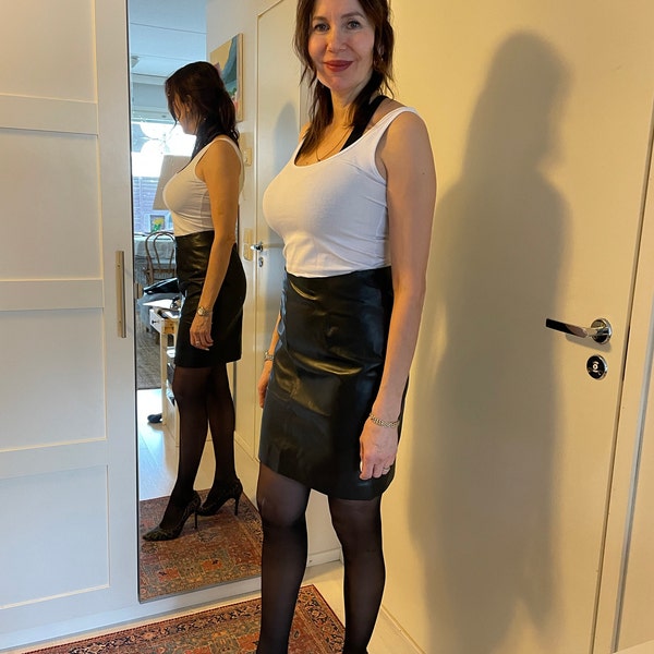 Stylish Genuine Lambskin Black Leather Short Mini Skirt for Women