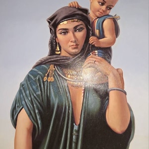 ギザのピラミッドの前に立つエジプト人女性とその赤ちゃん - エジプト