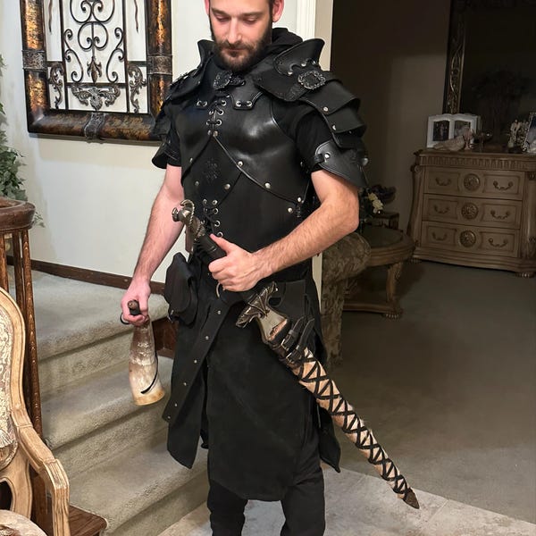 Armure En Cuir LARP Style Rogue - Noir Et Rouge - Sur Mesure - Pour Cosplay, Médiéval, Halloween