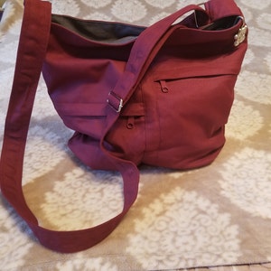 ★TOUT Y EST★ Crack Messenger Maroon LML04FMR Zipper Closure Maroon Cotton Twill Messenger Bag, Cross Body