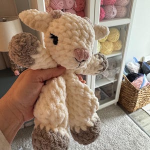 かぎ針編みの子ヤギのぬいぐるみパターン – グレタ、縫わずに作れる