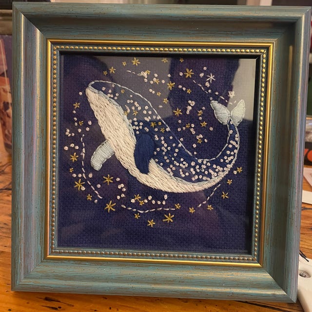 クジラとサンゴの刺繍タペストリー 天空のクジラの刺繍パターン：星と海のフープアート（PDFパターン