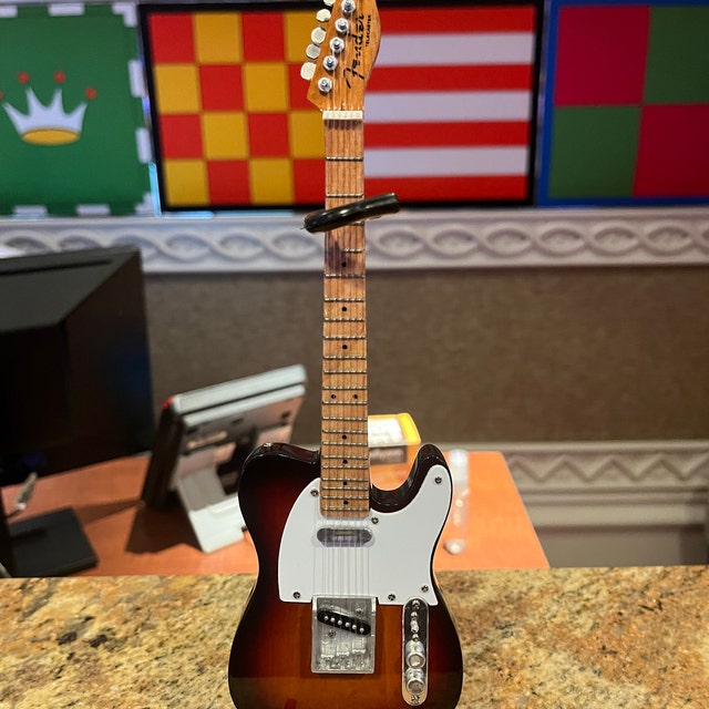 ミニチュアギター フェンダー テレキャスター サンバースト AXE HEAVEN®のクラシックサンバーストFender™ Telecaster™ギター