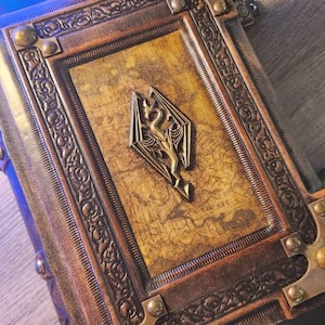 Skyrim レザー ジャーナル - 8 x 10 インチ大 - 600 ページの空白 