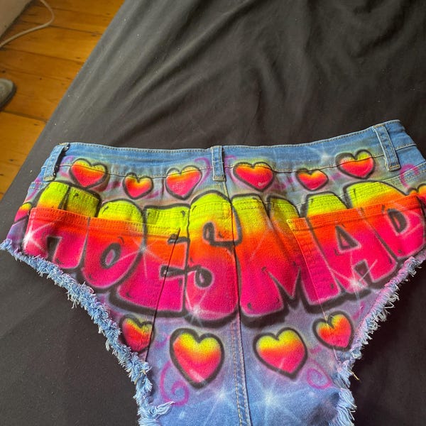 Graffiti Airbrush Love Print Women's Shorts