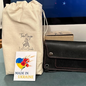 Cartera De Cuero Larga Para Mujeres En Cuero Neutro Foto De Archivo