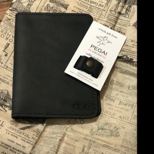 Monogram leather passport holder black – Totême