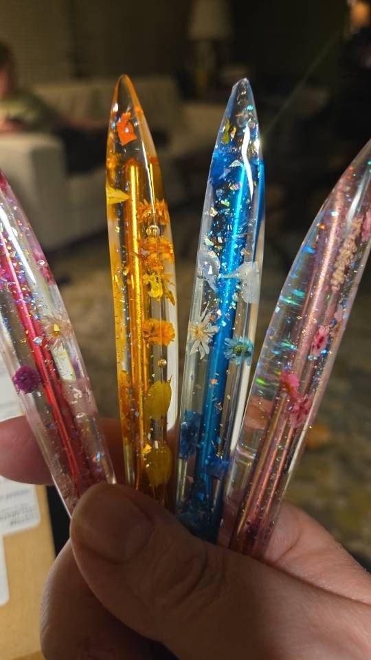 Handcrafted Resin Crochet Hook with Real Flowers and Glitter Accents, Perfect Gift for Crochet Enthusiasts, Unique & Stunning Craft Accessory
