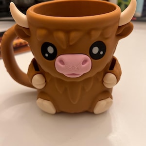 Produktbild von 2er-Set Highland Cow Eisbecher-Halter – Inkl. 4 Löffel, 3D-Design, Aus Hochwertigem PLA – Perfekt Für Partys, Camping & Picknick