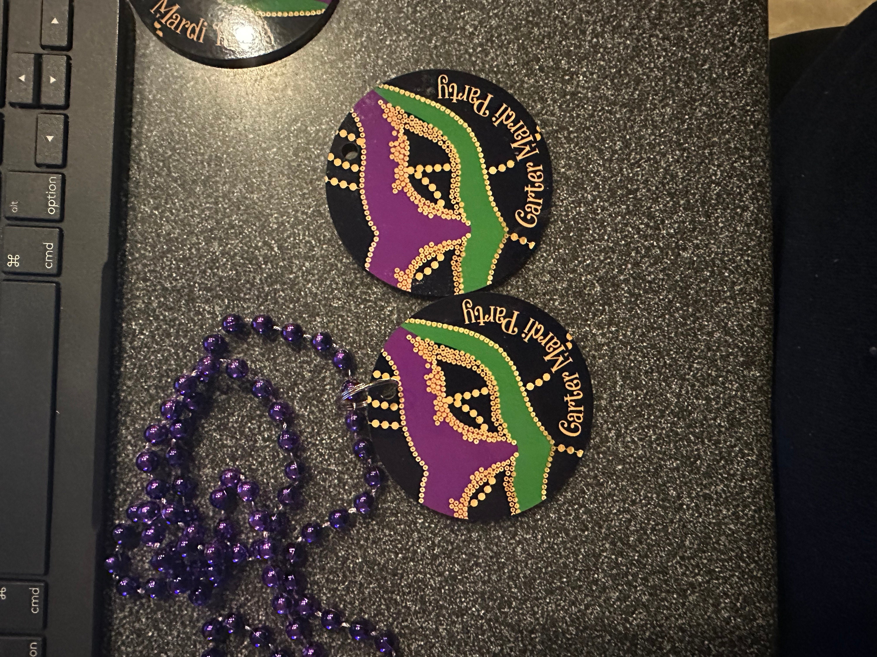 EINSEITIGE Mardi Gras-Halskettenmedaillons – Individuell gestaltet mit farbigem Design (verwenden Sie ein vorgefertigtes Design oder senden Sie Ihr eigenes ein). Großpackungen.