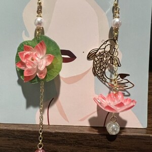蓮の花のダングルイヤリング：ピンクの睡蓮の葉、金の鯉 - Etsy 日本