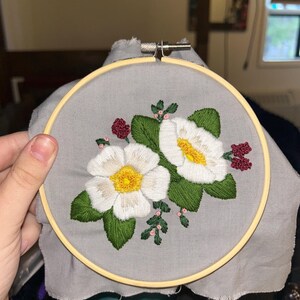 ホワイトアネモネの刺繍パターン：初心者向け花柄デザイン（PDF