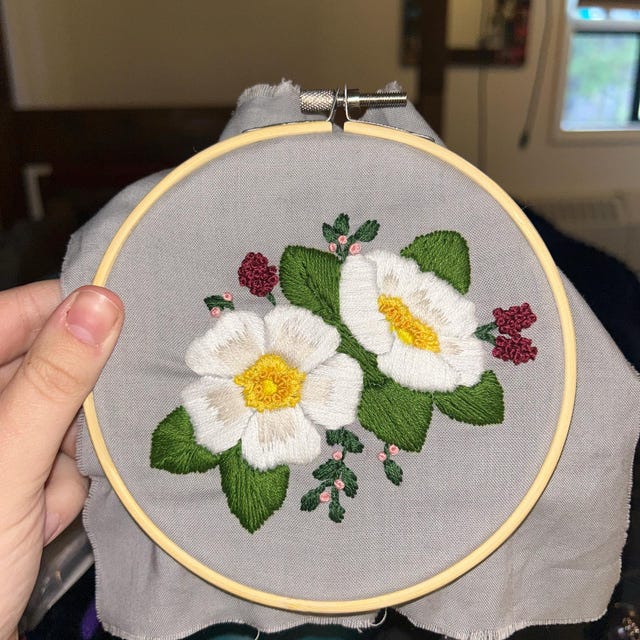 ホワイトアネモネの刺繍パターン：初心者向け花柄デザイン（PDF