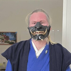 3D プリント鬼マスク: ブラック & ゴールド サムライ メンポ、コスプレ