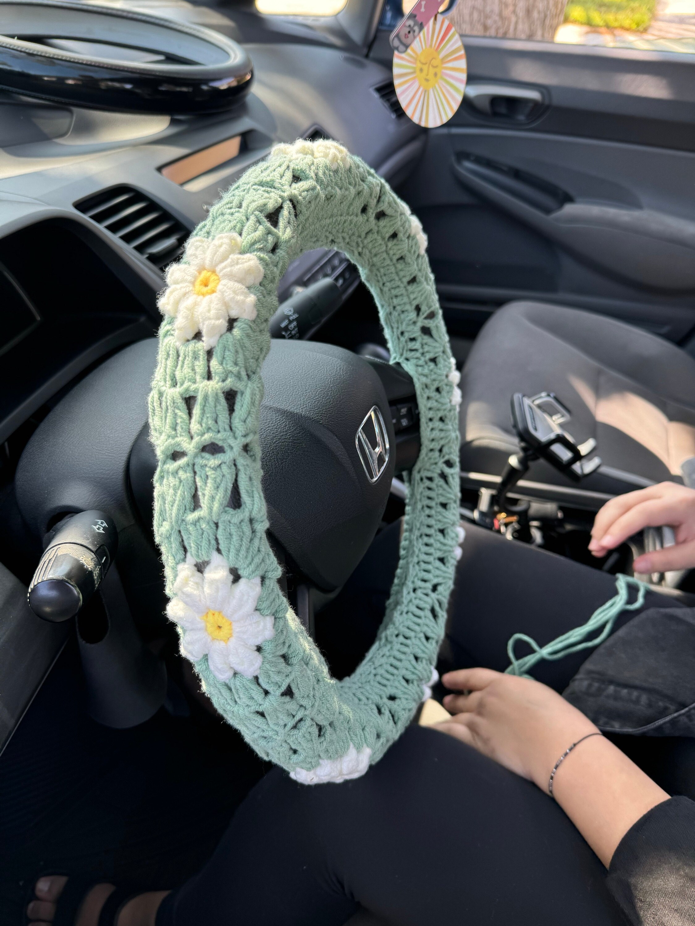 Handgemachte gehäkelte Lenkradhülle für Frauen, süße Daisy Blumen Sicherheitsgurthülle, Auto Interieur Accessoires Dekoration