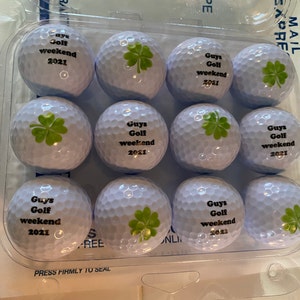 Golfball Set mit Gravur Initialen personalisiert 3 Wilson Golfbälle  Pitchgabel und 3 Tees in Geschenkbox weiß Wunschtext Geschenk Golfer/in  (Set mit 3 Wilson Duo Soft Bällen) : : Sport & Freizeit