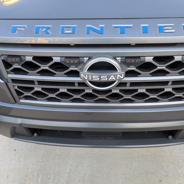 Tailgate Raised Letters For Chevy Silverado 2019-2025 – Reflective Silver With Black Outline (AUTOCARIMAGE)