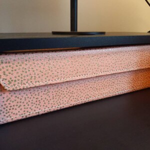 bezogen mit handbedrucktem Baumwollpapier Blush 1 x Starburst Dots Zeitschriftensammler | Umweltfreundliches recyceltes Material 