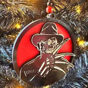 ホラー映画のクリスマスオーナメント - 不気味なホリデーツリーの