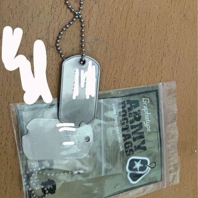 第二次世界大戦の刻み目入りエンボス加工を施した、アメリカ陸軍の