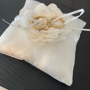Cuscino Porta Fedi Nuziali In Raso Con Fiocco - 10x10 Cm, Bianco, Per Matrimoni E Decorazioni