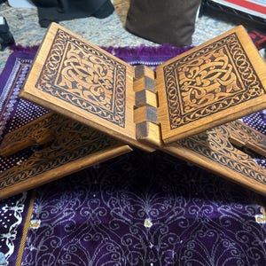 JAWSEU Fermalibri in Legno Pieghevole Curano, Supporto per Libro in Legno Scaffale Pieghevole Corano, Intagliato Floreale Supporto per Ufficio Scuola Musulmana Ramadan