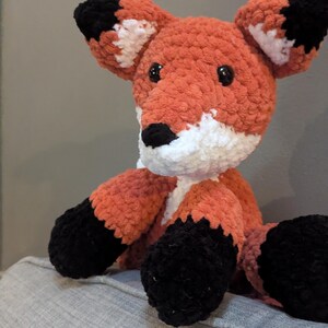 かぎ針編みの座ったキツネの編みぐるみパターン | 森のかぎ針編み