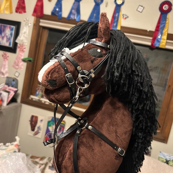 Set Completo Hobby Horse Hoofly – Caballo Grande Con Manta, Capucha Y Brida, Palo De 35 Cm Desmontable (Negro Con Accesorios Azules)