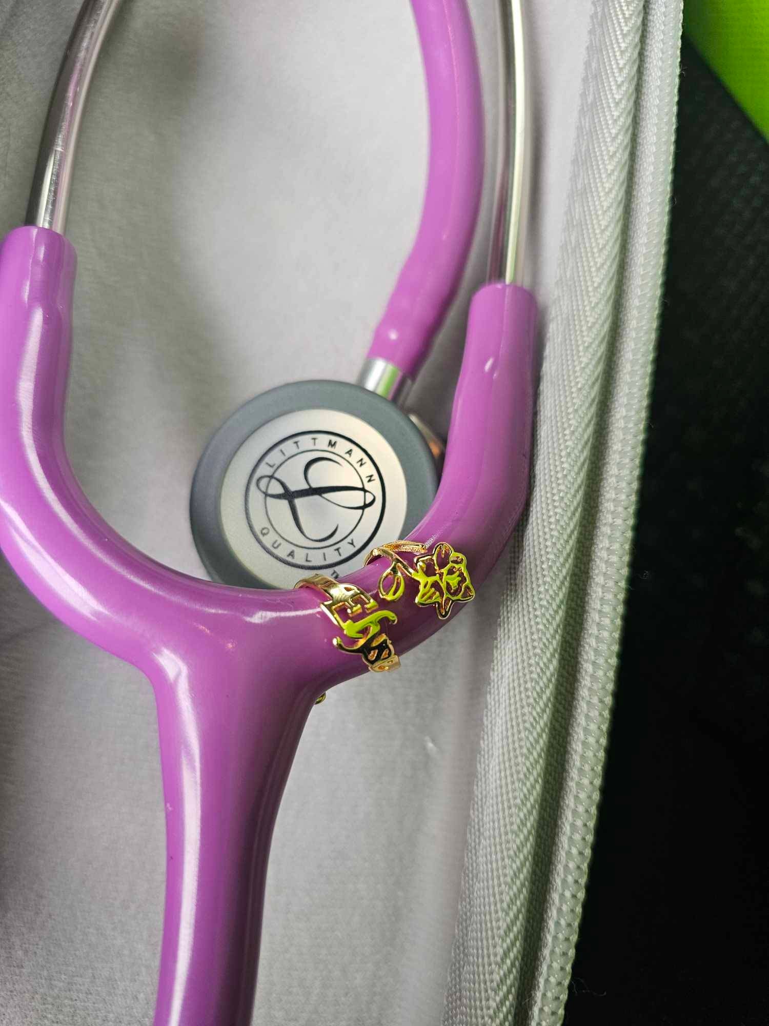 Stethoskop-Namensschild personalisiert, Stethoskop-Charms-ID-Tag mit Geburtsstein-Geburtsblume, Geschenke für Krankenschwestern, Ärzte, RN, Medizinstudenten