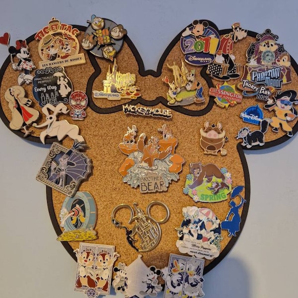 Disneys Mickey Mouse , Minnie Mouse Pin Board, Disney Pin Trading ...