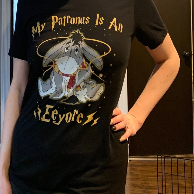T-shirt Homme « My Patronus Is A Eeyore » – 100% Coton – Coupe Classique, Col V – Léger Et Respirant – Design Humoristique