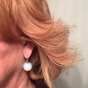 Boucles D'oreilles Dormeuses Art Déco Dorées Avec Demi-perle En Verre Rose – Élégance Rétro Chic
